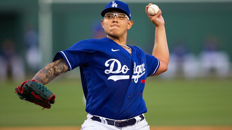 El lanzador de los Dodgers, Julio Urías, lanza la pelota durante el partido contra los Medias Rojas de Boston.