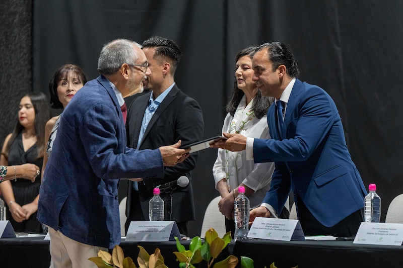 José Orozco, académico del ITESO, recibe reconocimiento por proyecto que elimina residuos contaminantes en la producción de tequila.