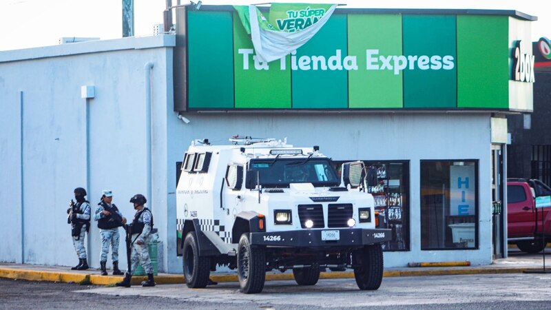 La Guardia Nacional resguarda una tienda de conveniencia Oxxo