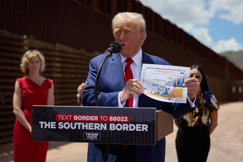 Trump muestra una gráfica sobre la inmigración ilegal en la frontera sur de Estados Unidos