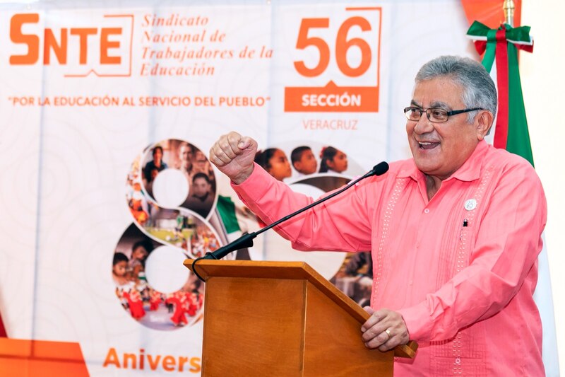 El líder del SNTE, Juan Díaz de la Torre, durante un discurso en el 56 aniversario de la Sección 56 del SNTE en Veracruz.