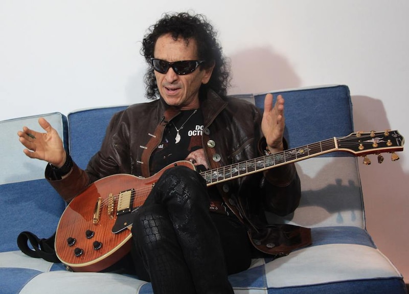 Carlos Santana, el guitarrista mexicano que conquistó el mundo