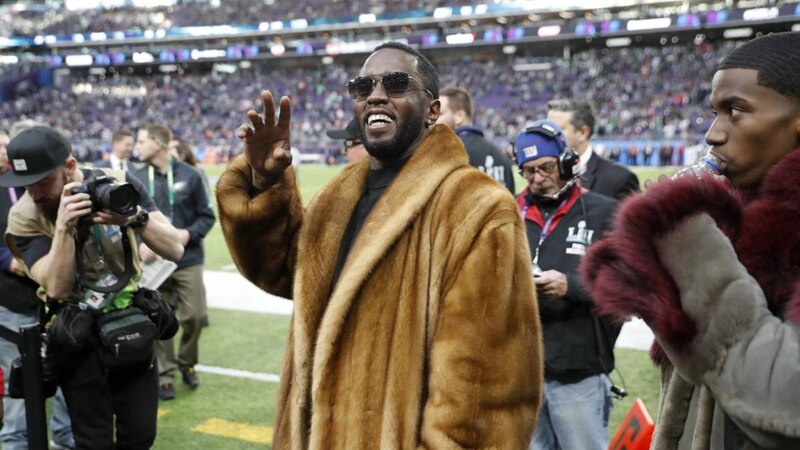 El rapero Jay-Z, con un abrigo de piel, celebra la victoria de los Patriots en la Super Bowl LII.
