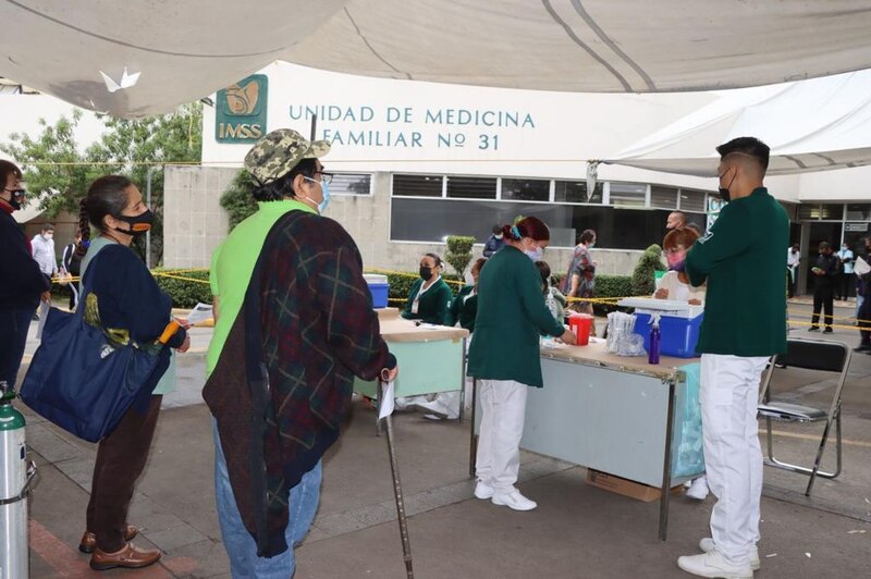 Pacientes esperan su turno para ser atendidos en una clínica del IMSS