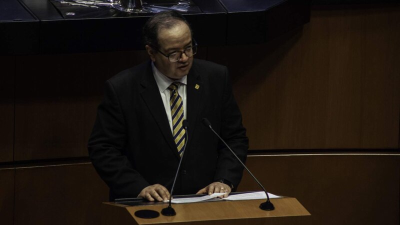 Diputado mexicano da discurso en el Congreso