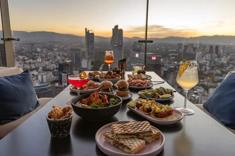 PlatilloS servidos en mesa de la terraza Cytizen en CDMX