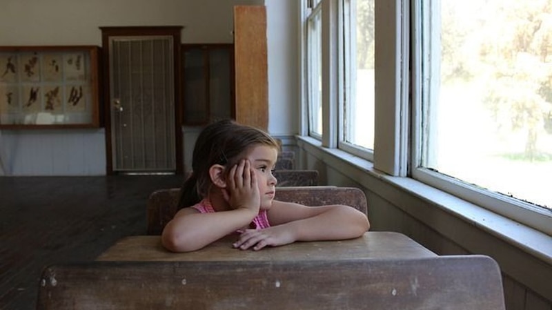 La niña en la ventana