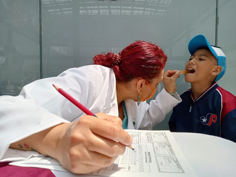 Odontóloga revisando los dientes de un niño