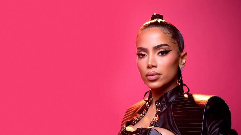 Karol G, cantante colombiana, con un look atrevido y moderno.