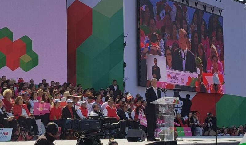El candidato presidencial Meade pronuncia un discurso ante una multitud.