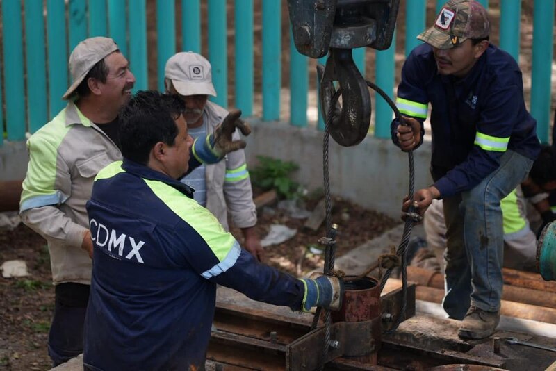 Trabajadores de la construcción instalando una tubería