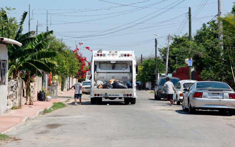 Camión de basura en una calle de México
