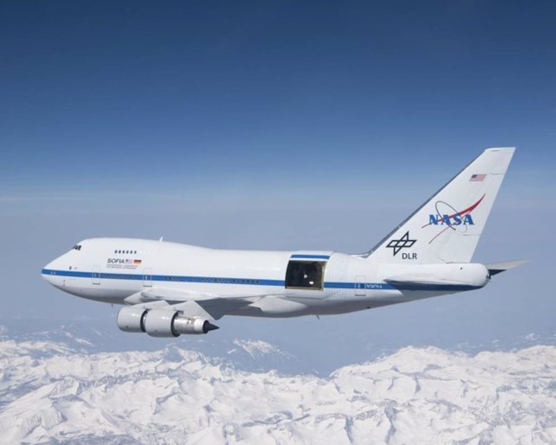 El avión SOFIA de la NASA vuela sobre las montañas