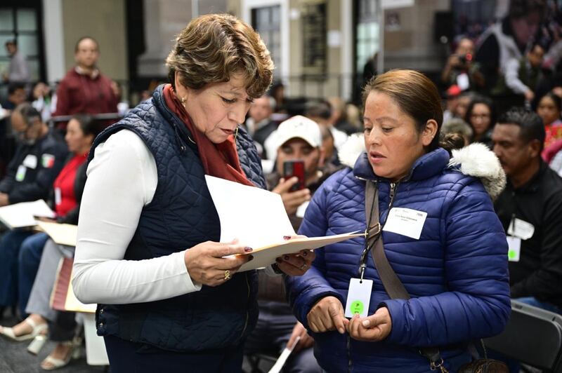 Mujeres indígenas en un foro político