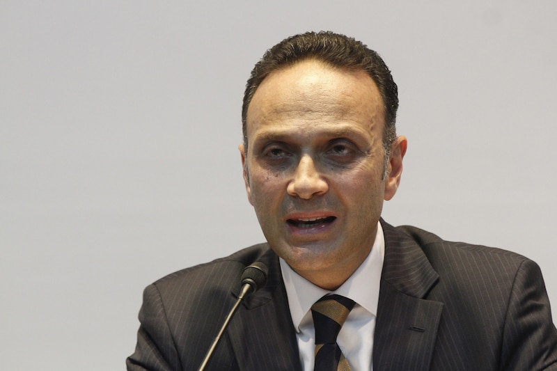 El presidente de la empresa da un discurso ante los empleados