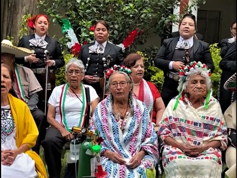 Mariachis tocando para un grupo de personas mayores