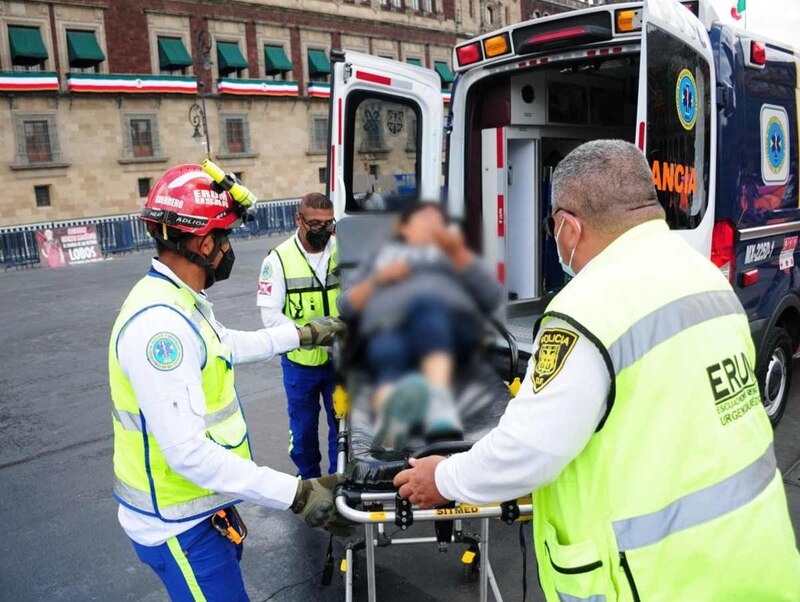 Paramédicos atienden a un herido en una ambulancia