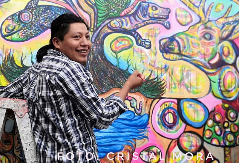 Artista plástico mexicano pinta un mural en una pared