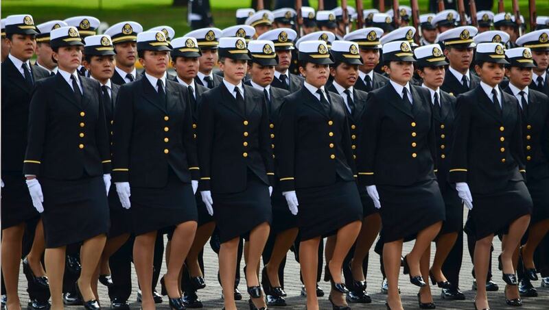 Cadetes de la Armada de México marchando en un desfile.