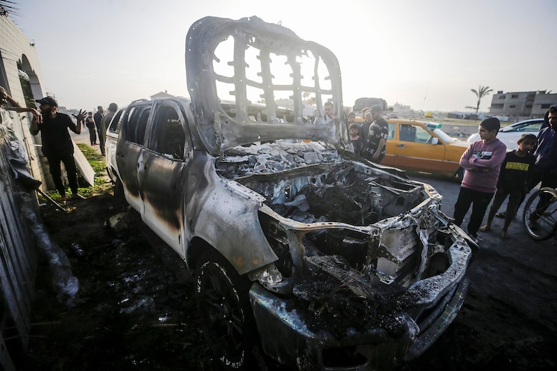 Coche quemado en Gaza tras un ataque aéreo israelí