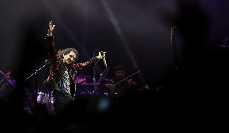 Un cantante en un concierto