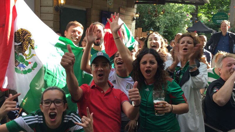 Aficionados mexicanos celebran la victoria de su selección