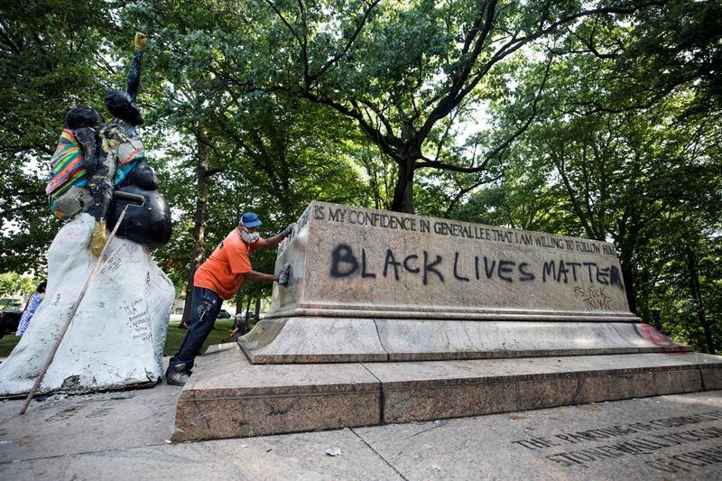Monumento vandalizado con pintadas en apoyo al movimiento Black Lives Matter