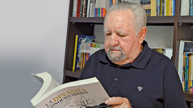 El expresidente Luis Alberto Monge lee un libro.