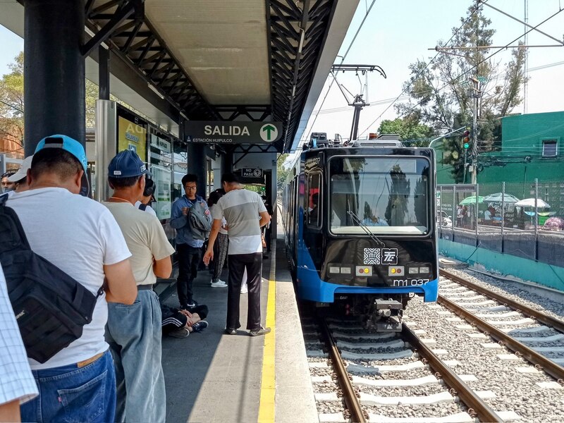 Tren ligero en la estación Huipulco de la Ciudad de México