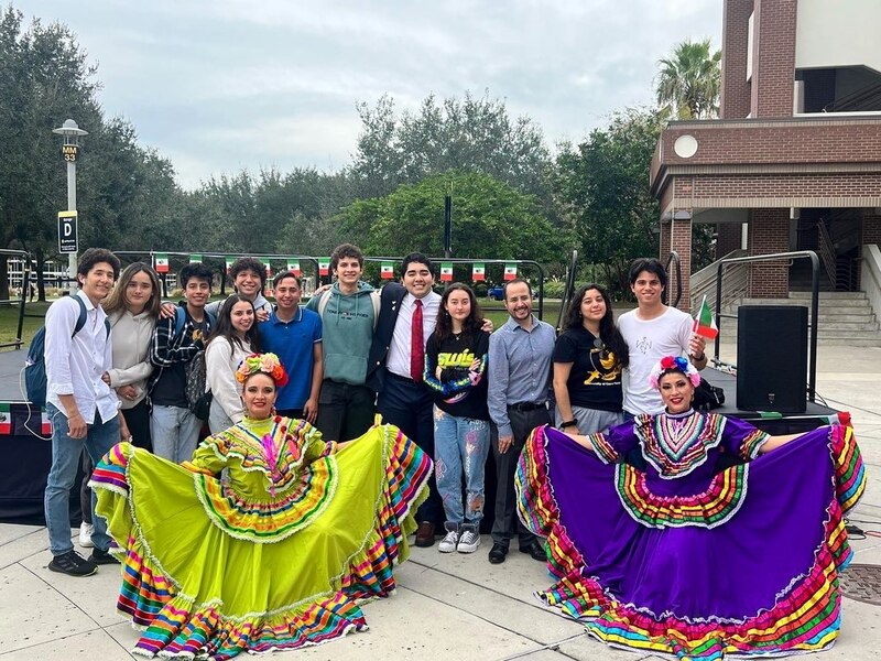 Estudiantes de la Universidad de Florida Central celebran el Día de la Independencia de México