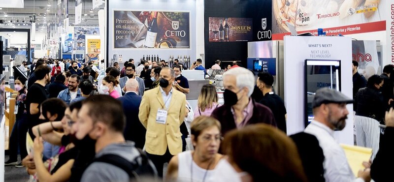 Una multitud de personas en un centro de convenciones