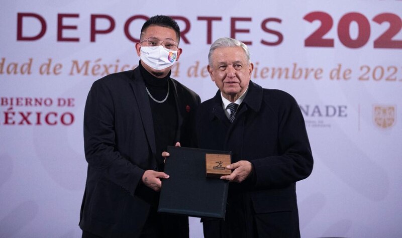El presidente Andrés Manuel López Obrador entrega un reconocimiento al cantante Bad Bunny.