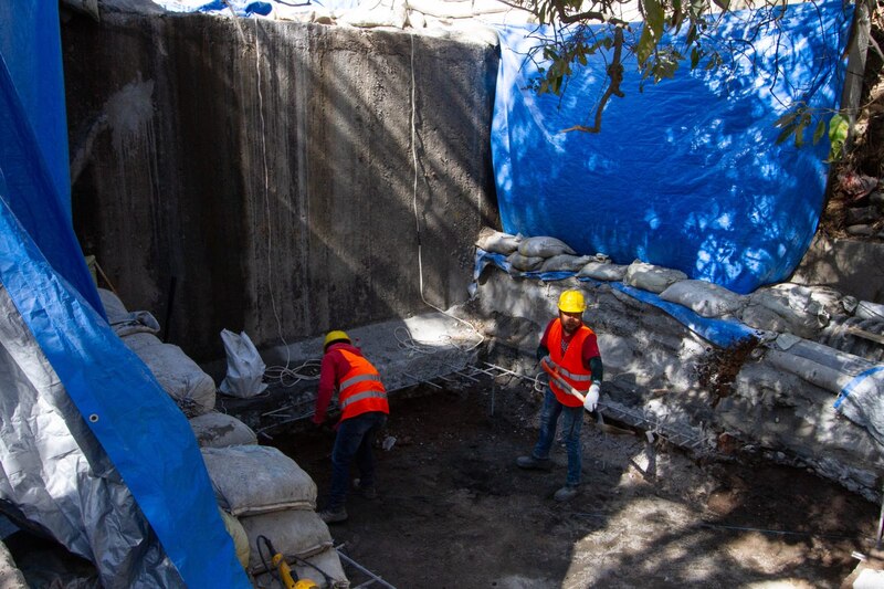 Obreros trabajando en una zanja