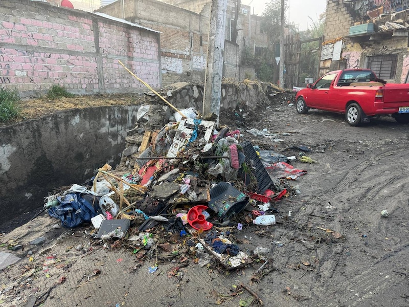 Basura acumulada en un canal de Guadalajara, reflejo del problema ciudadano que agrava las inundaciones en temporada de lluvias