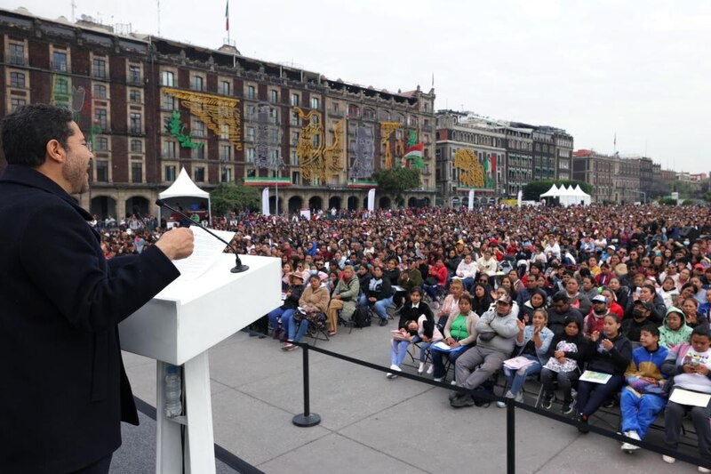 El presidente López Obrador encabeza ceremonia por el Día de la Bandera en el Zócalo de la Ciudad de México