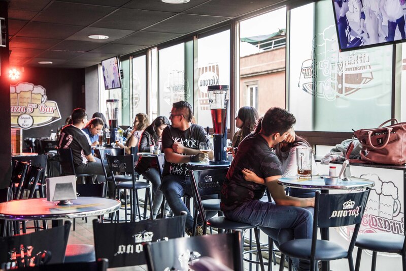 Jóvenes en un bar