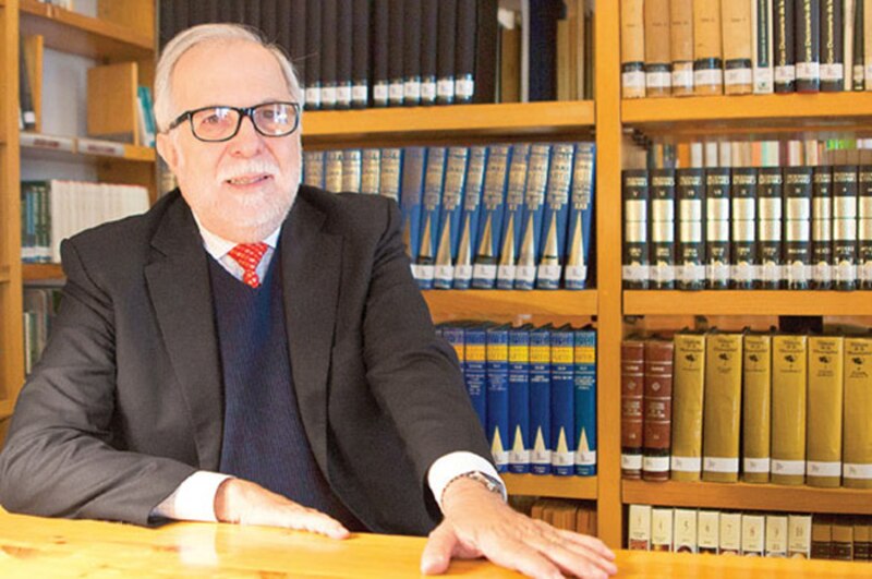 El escritor Mario Vargas Llosa en su biblioteca
