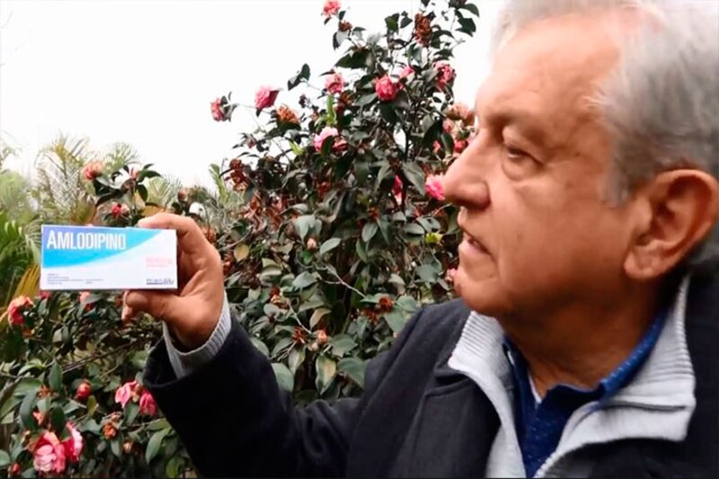 El expresidente mexicano Vicente Fox muestra una caja de pastillas de Amlodipino.