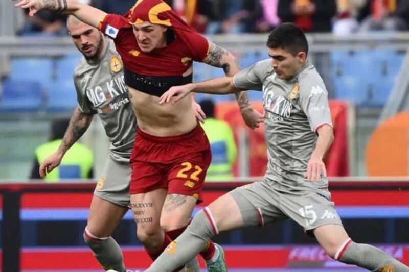 El jugador de la Roma, Nicolò Zaniolo, lucha por el balón con dos jugadores del Sassuolo.
