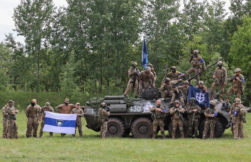 Tropas ucranianas en un tanque