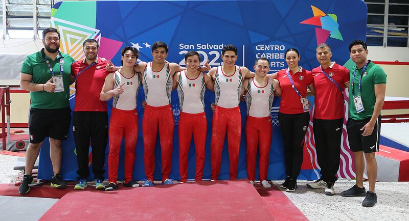 Gimnastas mexicanos posan para la foto en el podio