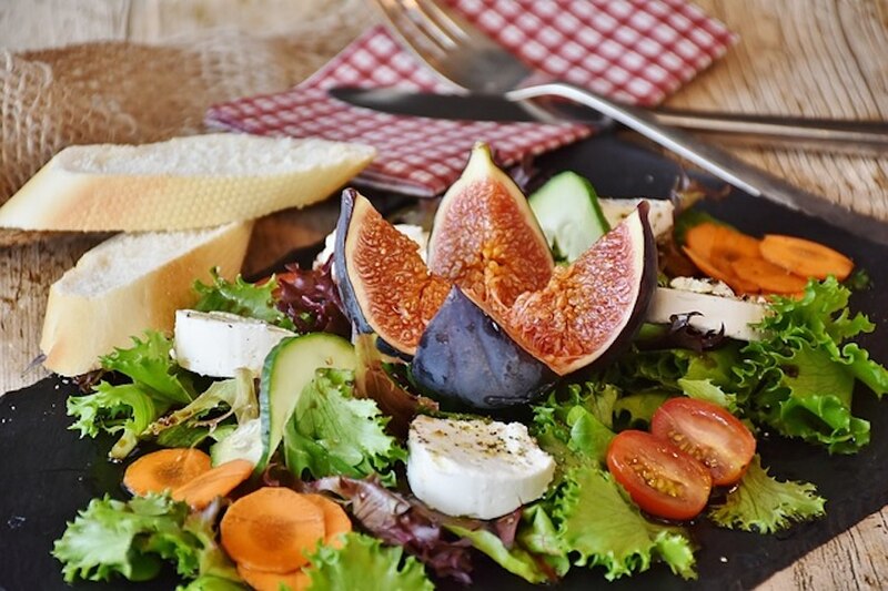 Ensalada con higos, queso de cabra y vinagreta