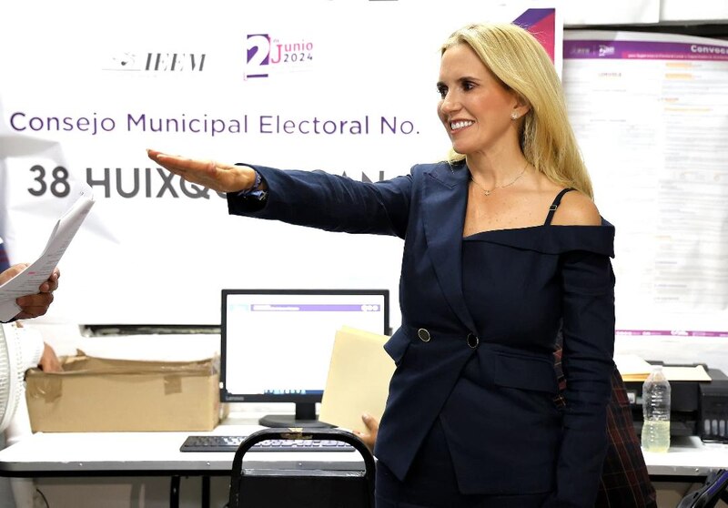 La candidata a la gubernatura de Hidalgo, Carolina Viggiano, saluda a sus simpatizantes.