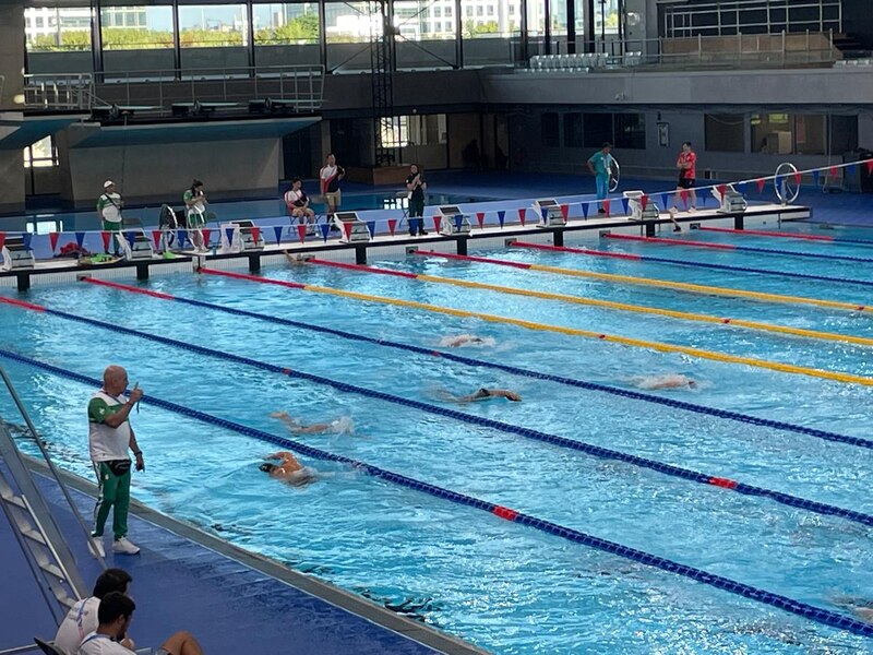 Nadadores en una piscina olímpica