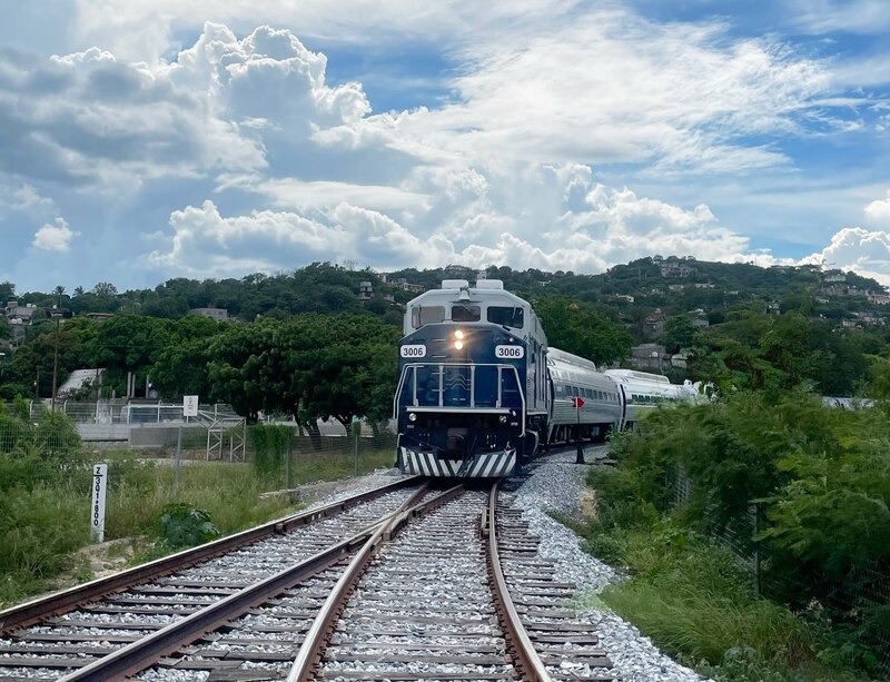 Tren Interoceánico del Istmo de Tehuantepec circulando cerca de la estación Pakal Ná, destacando su importancia en la transparencia pública