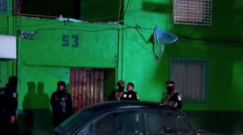Operativo policial en una calle oscura