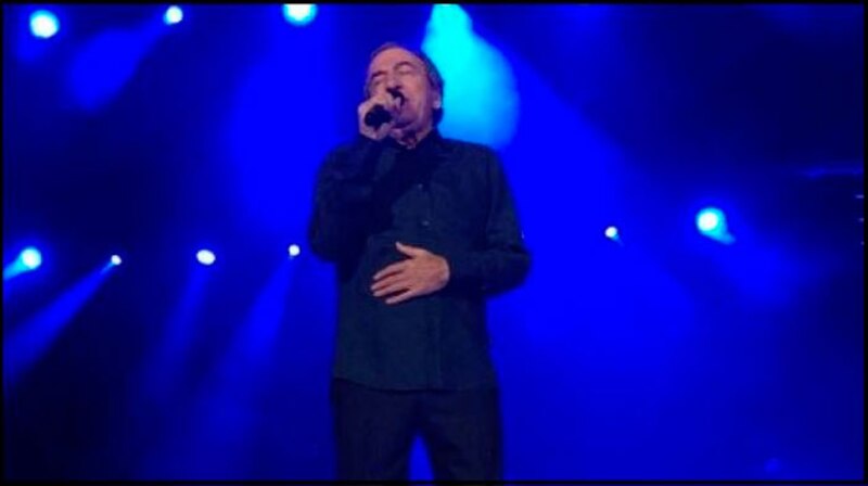 El cantante español Miguel Bosé en concierto