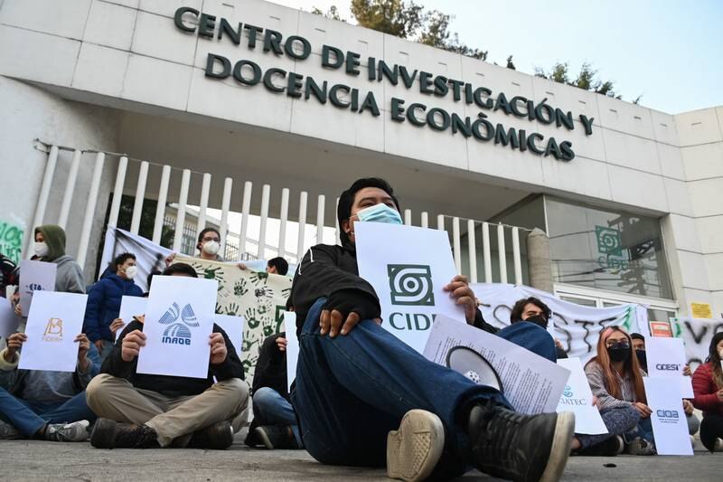 Estudiantes protestan frente al Centro de Investigación y Docencia Económicas (CIDE)