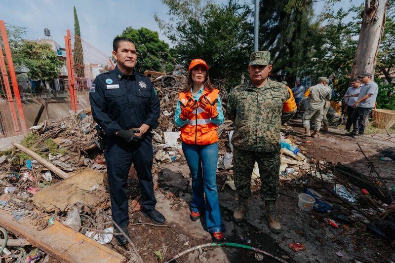 Vero Delgadillo y el coronel Aldo Reyes trabajan juntos durante el Sábado de Corresponsabilidad en Guadalajara