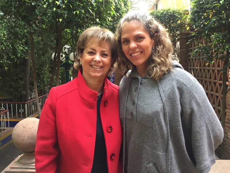 Dos mujeres sonríen para una foto.